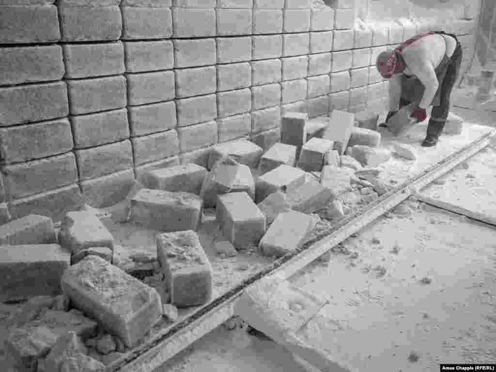 Aceste blocuri de sare, care se vând la un preț de aproximativ 8 euro bucata, sunt folosite pentru &bdquo;camere de speleo&rdquo; - camere construite din sare care încearcă să recreeze condițiile presupuse a fi restauratoare din minele de sare.