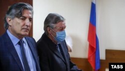 8 септември 2020 година: Актерот Михаил Јефремов и неговиот адвокат Елман Пашаев во Московскиот окружен суд Пресненски на сослушување за изрекување на пресудата.