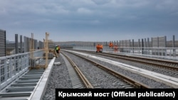 На залізничній частині Кримського мосту ставлять шумозахисні екрани і стійки освітлення