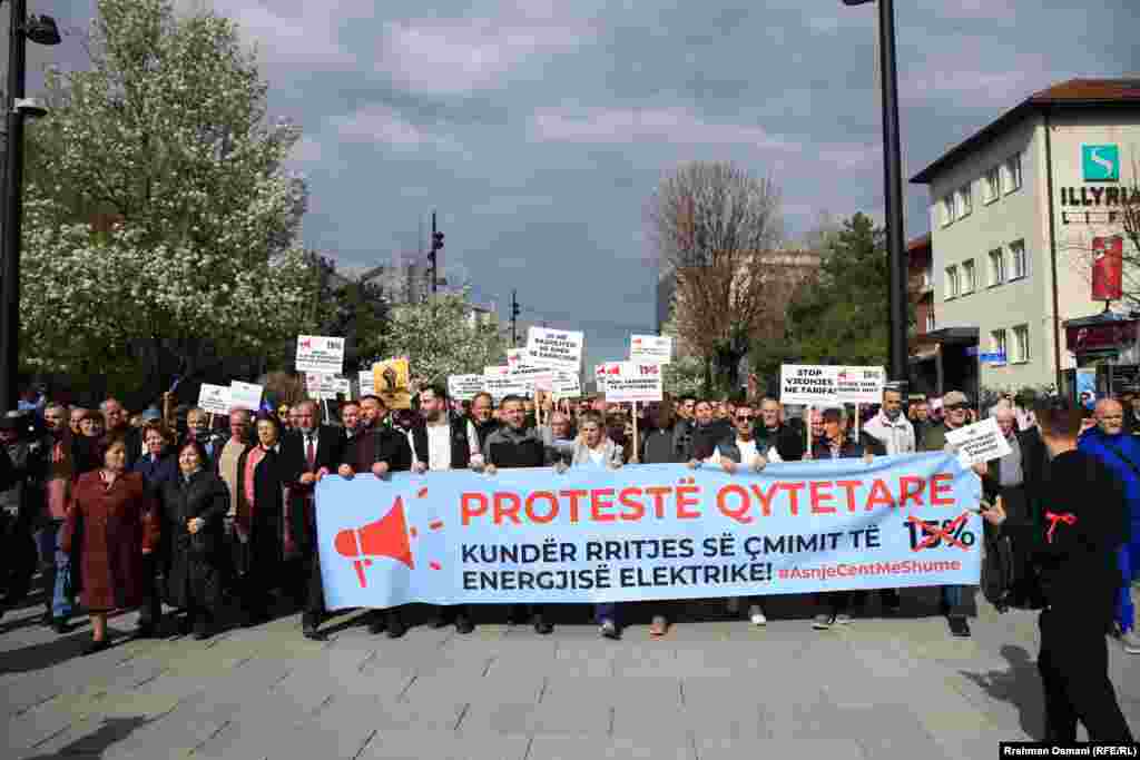 Pasi fillimisht protestuan para ndërtesës së Qeverisë së Kosovës, protestuesit marshuan drejt ndërtesës së Ministrisë së Ekonomisë.