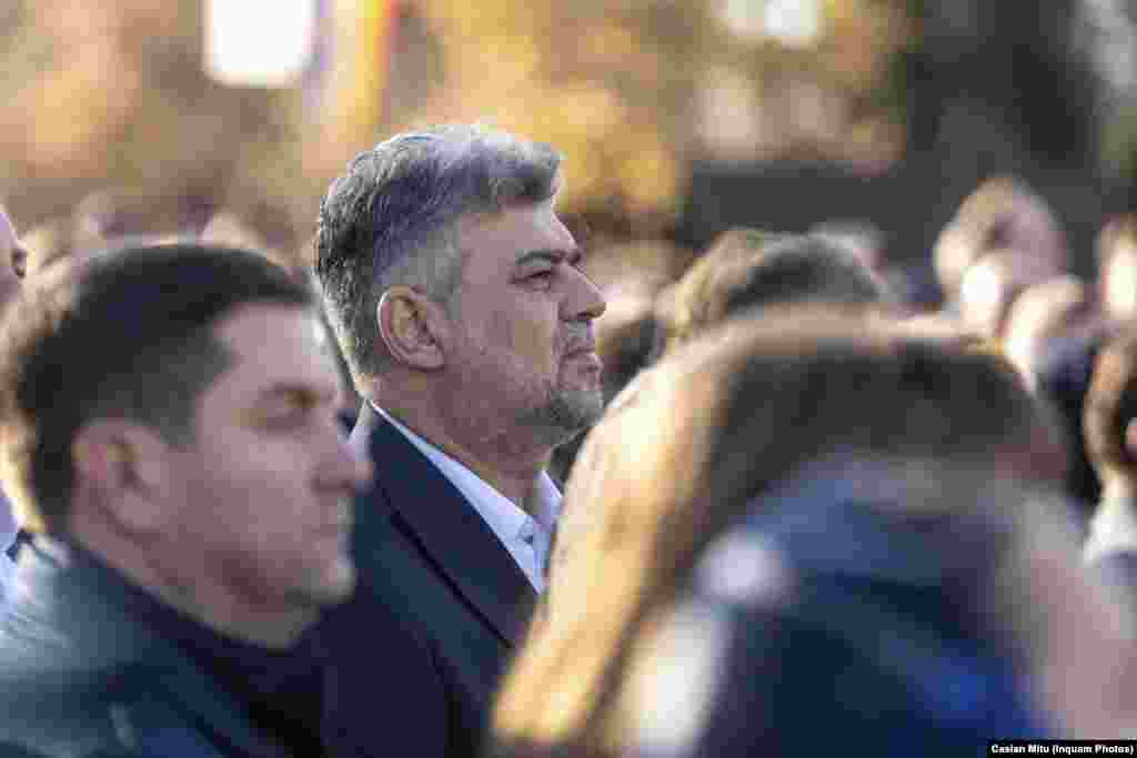Principalii candidați la alegerile prezidențiale din acest an au participat luni, pe 14 octombrie, la slujba Sfintei Liturghii, oficiată la Iași de hramul Sfintei Cuvioase Parascheva, săvârşită pe un podium amplasat pe bulevardul Ştefan cel Mare şi Sfânt, în dreptul Altarului Catedralei Mitropolitane. Liderii PSD, PNL şi USR - Marcel Ciolacu, Nicolae Ciucă și Elena Lasconi - au urmărit slujba din mulţime şi nu de pe scena amenajată pentru oficialităţi. Și candidatul independent la președinție Mircea Geoană a participat la slujba în aer liber. La Iași au fost și Ludovic Orban (Forța Dreptei) și Cristian Diaconescu (independent). În imagine, președintele social-democraților, Marcel Ciolacu. 