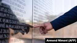 Memoriali kushtuar personave të vrarë në fshatin Marinë të Skenderajt, fotografi nga arkivi.
