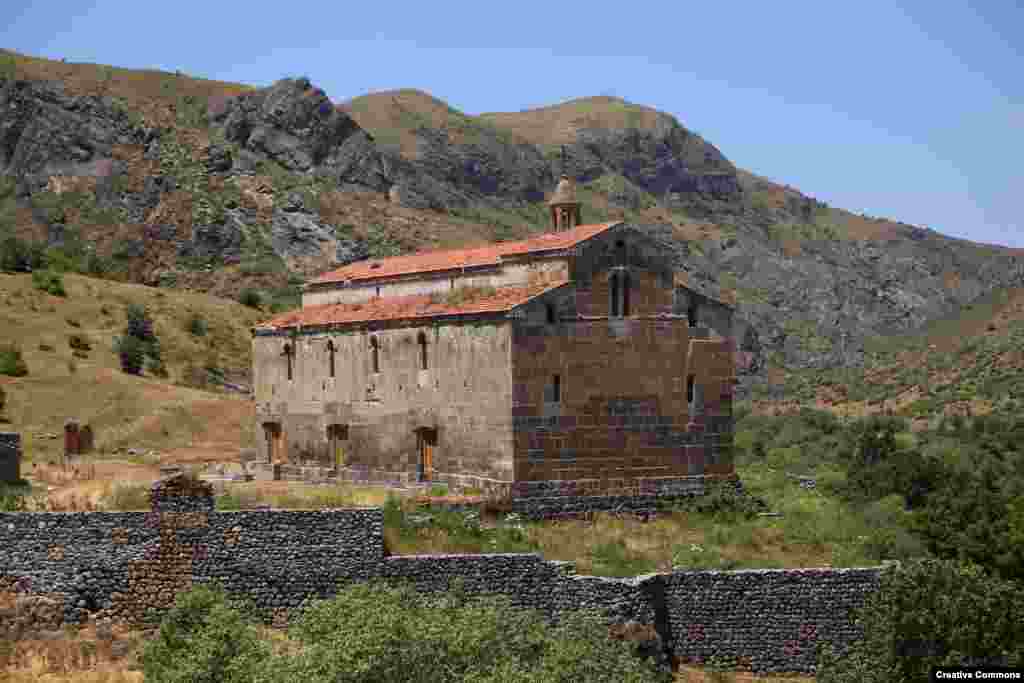 Mănăstirea Tsitsernavank, într-o zonă montană izolată a provinciei Kashatagh