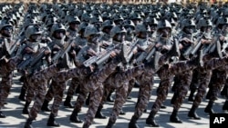 Pyongyang, 2018: paradă militară pentru sărbătorirea zilei naționale a Coreei de Nord. 