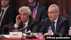 Ազգային ժողովի նախագահ Գալուստ Սահակյանը և Սահմանադրական դատարանի նախագահ Գագիկ Հարությունյանը Վենետիկի հանձնաժողովի նիստի ժամանակ, 23-ը հոկտեմբերի, 2015թ․ 