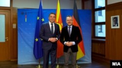 Шефовите на дипломатиите на Македонија и на Германија, Никола Димитров и Михаел Рот во Берлин. Архивска фотографија.