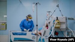 Pamje e një pacienteje duke u trajtuar në Qendrën Klinike Universitare të Kosovës.