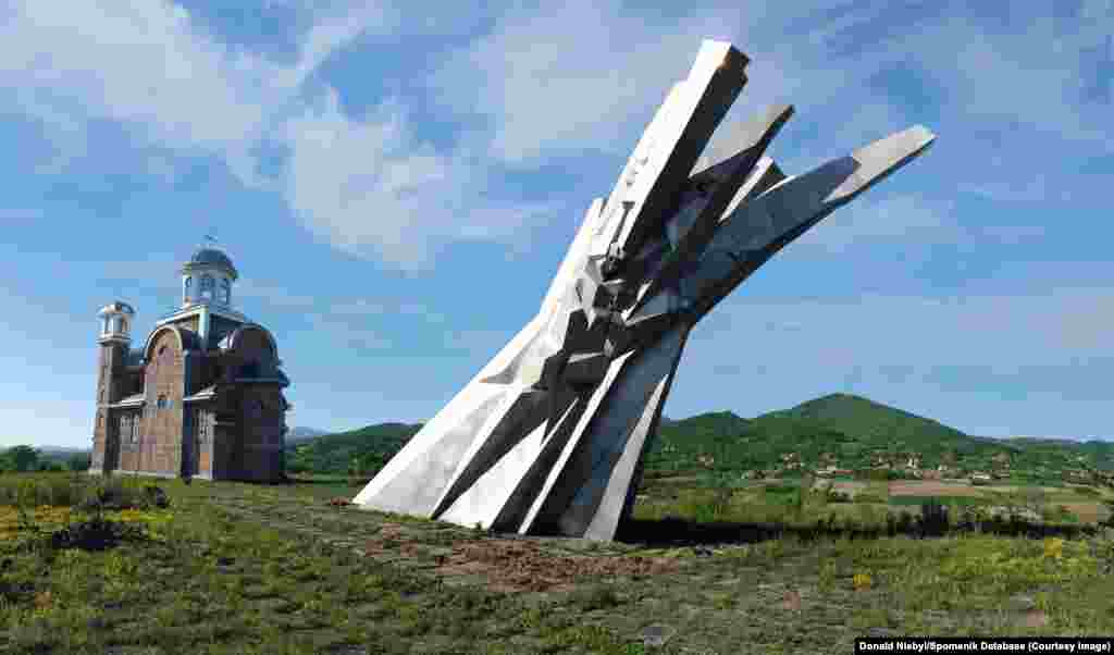 &bdquo;Monumentul curajului&rdquo; din Ostra, Serbia centrală, care comemorează partizanii dintr-un oraș învecinat care au murit luptând cu trupele naziste în Al Doilea Război Mondial. &nbsp;