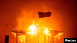 Două incendii masive de vegetație amenință zeci de mii de persoane și locuințe în Los Angeles.