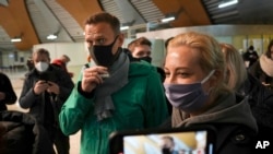 Алексеј Навални со сопругата Јулија по пристигнувањето во Москва