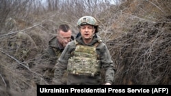 Președintele ucrainean, Vladimir Zelenski, vizitează frontul de luptă cu separatiștii pro-ruși, susținuți de Moscova, în regiunea Mariupol, 9 aprilie 2021.