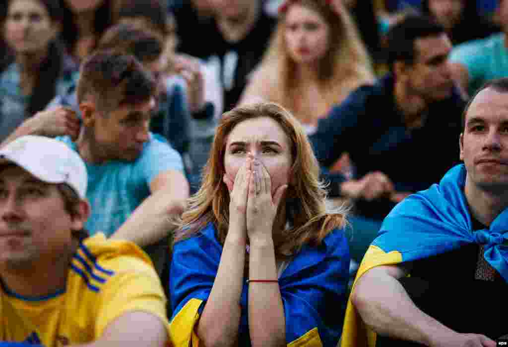 Українські вболівальники під час перегляду матчу «Євро-2016» між Україною та Північною Ірландією, який Україна програла з рахунком 0:2. Київ, 16 червня 2016 року БІЛЬШЕ ПРО ЦЕ: Україна «вилетіла» з «Євро-2016»: Німеччина – Польща 0:0