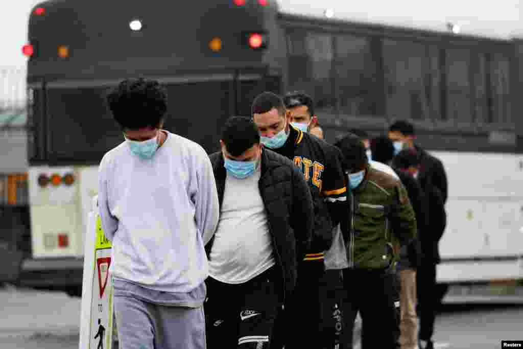 Emigrantët në urën kufitare ndërkombëtare Hidalgo, ndërsa dëbohen sipas Nenit 8 të Kodit të SHBA-së, që lejon dëbimin e menjëhershëm pas hyrjes në SHBA pa autorizim. Teksas, më 27 janar. 