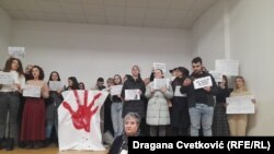 Србија - Наталија Јовановиќ, деканка на Филозофскиот факултет со студенти кои ја почнаа блокадата на факултетот, Ниш, 6 декември 2024 година. 