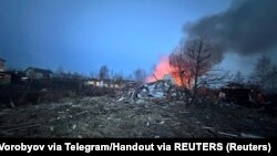 Imagine cu caracter ilustrativ, cu o casă în flăcări, după un atac cu drone.