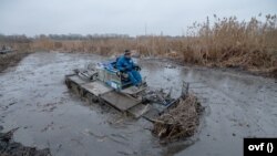 Nagy erőkkel, speciális eszközökkel dolgoznak a kárelhárításon a vízügyes szakemberek a Ráckevei-Soroksári Duna-ágban 2020. december 18-án