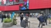 Ispred tržnog centra 6. maja prepodne ljudi su već čekali u redovima na vakcinaciju.