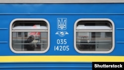 Раніше засоби масової інформації повідомляли, що пасажирка потяга дістала травми тазу через те, що на неї впала верхня полиця