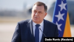 Dodik na sarajevskom aerodromu tokom posjete predsjednika Srbije Aleksandra Vučića, mart, 2021. 