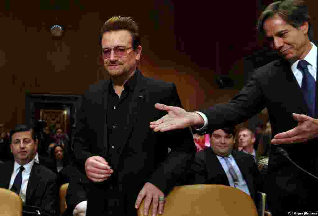 Antony Blinken a U2 vezető énekesét, Bonot invitálja egy szenátusi meghallgatáson, hogy foglaljon helyet. A zenészt 2016-ban hallgatták meg az "Erőszakos radikalizmus okai, következményei és a külföldi segítség szerepe" témájában. Az énekes a Közel-Keleten zajló konfliktus és az azt kiváltó menekültválság megoldása kapcsán szólalt meg.