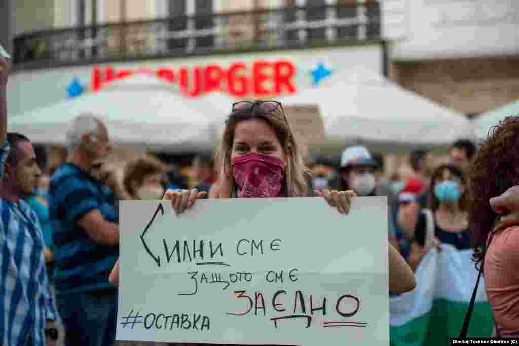 "Силни сме, защото сме заедно." Плакат от протеста в Пловдив.