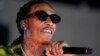 Rapperul Wiz Khalifa a fost reținut de forțele de ordine după ce a fumat pe scenă o țigară care este posibil să fi conținut marijuana. Artistul este promotor, producător și dealer de canabis. Își vinde marca proprie de „iarbă” într-o rețea de peste 550 de magazine.