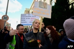 Iulia Navalnaia, văduva defunctului lider al opoziției de la Kremlin, Alexei Navalnâi, participă la un miting în fața ambasada Rusiei la Berlin, unde alegătorii s-au aliniat pentru a vota la alegerile prezidențiale din Rusia din 17 martie 2024.