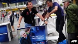 Pristalice Borisa Tadića pripremaju predizborni štand, Beograd