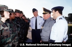 Personalul unei escadrile americane de întreținere a rachetelor este prezentat generalului Igor Sergheev în decembrie 1993.