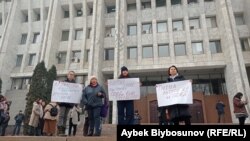 Жогорку Кеңештин имаратынын астындагы пикет.