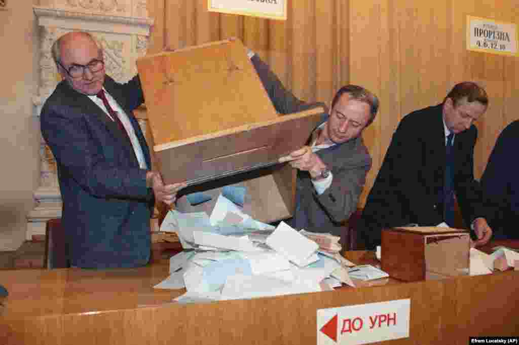 Izlaznost na izborima bila je 84 odsto i glasovi su većinom bili za nezavisnost. Više od 90 odsto glasalo je za. Na Krimu je glasalo za nezavisnost 55 odsto.