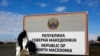 Disa punëtorë duke e vendosur njoftimin për emrin e ri të shtetit “Maqedonia e Veriut” në kufi me Greqinë. Fotografi e vitit 2019.