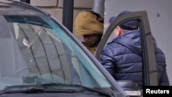 Гершкович сот имаратынан чыгып келатканда. Москва, 30-март, 2023-жыл