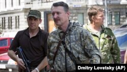 Гражданин России, глава группировки «ДНР», полковник Игорь Гиркин (Стрелков) (в центре), 11 июля 2014 года