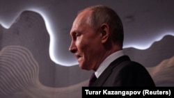 Doar 25% dintre ruși mai susțin războiul declanșat de Vladimir Putin, arată un sondaj comandat de Kremlin. Invazia merge prost, iar propaganda vorbește despre „catastrofa unei înfrângeri”. Putin a semnat o lege care întărește controlul deja draconic al presei și societății. 