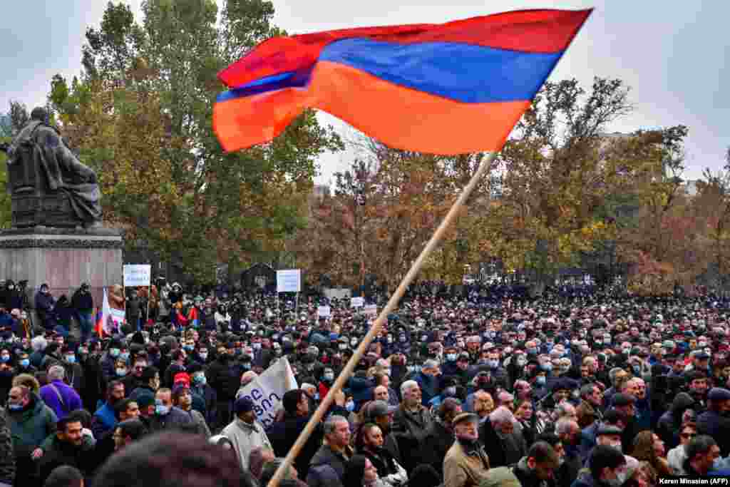 У столиці Вірменії Єревані 5 грудня тисячі протестувальників знову вимагали відставки прем&rsquo;єр-міністра Нікола Пашиняна у зв&rsquo;язку з підписанням у листопаді мирної угоди з Азербайджаном. Маніфестанти, які зібралися на площі Свободи, скандували &laquo;Нікол &ndash; зрадник&raquo; і &laquo;Вірменія без Нікола&raquo;. Протестувальники розмахували прапорами Вірменії та не визнаної жодною країною світу Нагірно-Карабаської республіки.