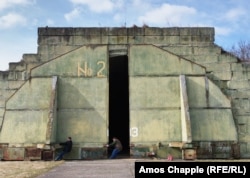 Doi piloți amatori încetinesc mișcarea porților blindate, după ce au deschis un hangar de fabricație sovietică de pe aerodromul Milovice.