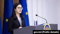 Viceprim-ministra pentru Integrare Europeană, Cristina Gherasimov, la o conferință de presă la Guvern, unde a vorbit despre lansarea evaluării legislației naționale – primul pas tehnic în procesul de aderare a R. Moldova la UE.