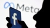 Një logo e rrjetit social Facebook, pronë e kompanisë Meta, në ekranin e një telefoni mobil. Fotografi ilustruese.