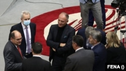 Christian Schmidt a boszniai parlament ülése előtt Szarajevóban 2021. október 28-án