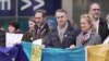Petras Auštrevičius (MEP, Renew, Lituania) și Viola von Kramon (Verzi, Germania) la manifestația de sprijin din piața Luxemburg de la Bruxelles, 9 februarie 2022