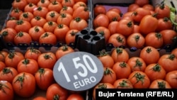 Domate të ekspozuara në një treg në Prishtinë në shkurt të vitit 2022.