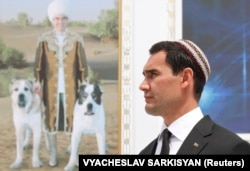 Serdar Berdymukhammedov în fața unui portret al tatălui său, Gurbanguly Berdymukhammedov. (imagine de arhivă)