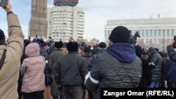 Қаңтар қырғыны құрбандарын еске алу шарасына жиналған халық. Алматы, 13 ақпан 2022 жыл.