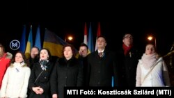 Ellenzéki vezetők egy színpadon az Ukrajna elleni orosz agresszió első napján, 2022. február 24-én (balról a második Kunhalmi Ágnes)