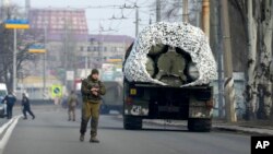 Az ukrán hatóságok otthon maradásra szólították fel a helyi lakosságot, illetve rendkívüli állapotot vezettek be az országban. Ennek ellenére tömegek hagyják el Kijevet