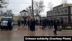 Російська поліція біля будівлі суду в окупованому Криму, Бахчисарай, архівне фото