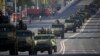 Vehicule militare se îndreaptă în coloană spre Piața Roșie, la parada militară de Ziua Victoriei, la Moscova, pe 9 mai 2023. În această zi, Rusia a marcat cea de-a 78-a aniversare a sfârșitului celui de-al Doilea Război Mondial.