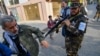 Një pjesëtar i forcave speciale talibane shtyn një gazetar (majtas) që po mbulonte një demonstratë nga gra protestuese jashtë një shkolle në Kabul, 30 shtator 2021.