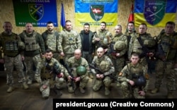 Президент Украины Владимир Зеленский (в центре) во время поездки в прифронтовый Купянск Харьковской области. 18 ноября 2024 года